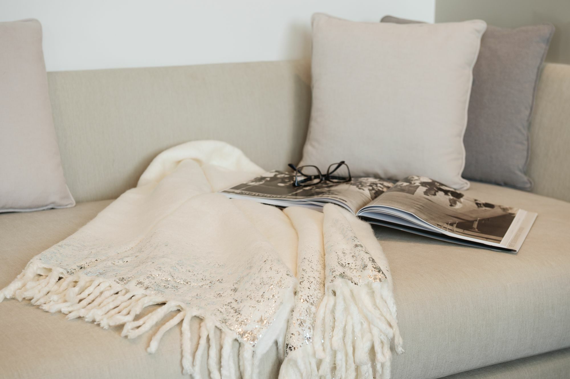 La Ville Hotel & Suites City Walk Dubai, Autograph Collection Екстер'єр фото A throw on a sofa