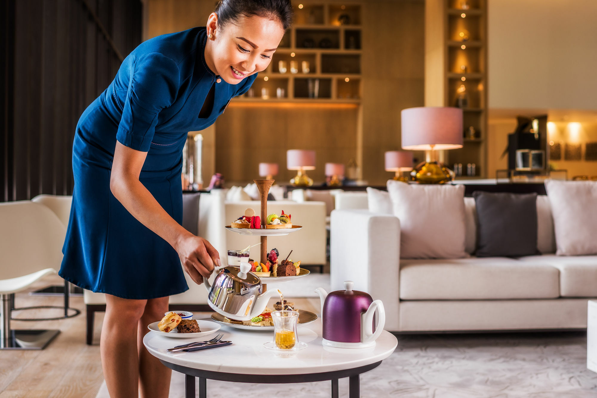 La Ville Hotel & Suites City Walk Dubai, Autograph Collection Екстер'єр фото A room service attendant serving afternoon tea at a hotel